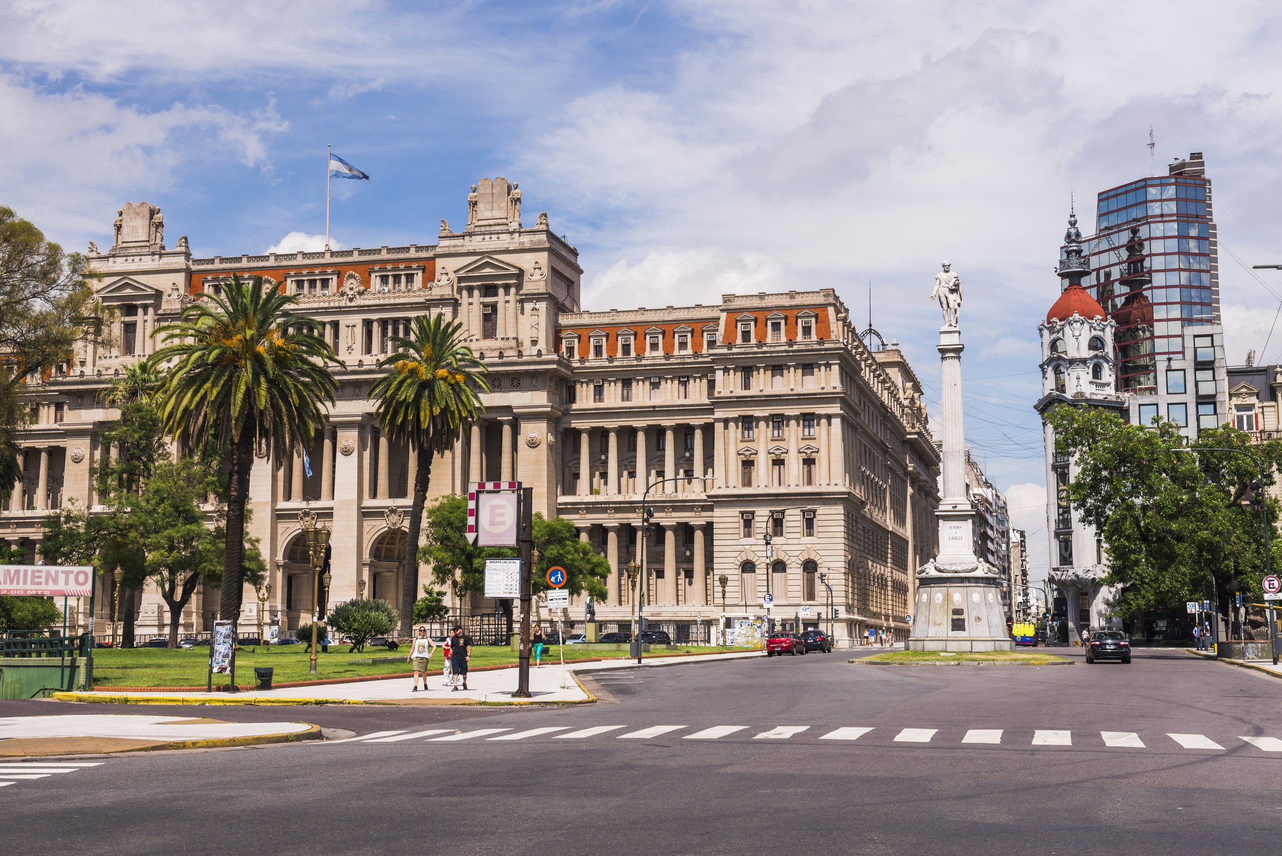 Vista del Palacio de Justicia de la Nación y la Plaza Lavalle en Buenos Aires.