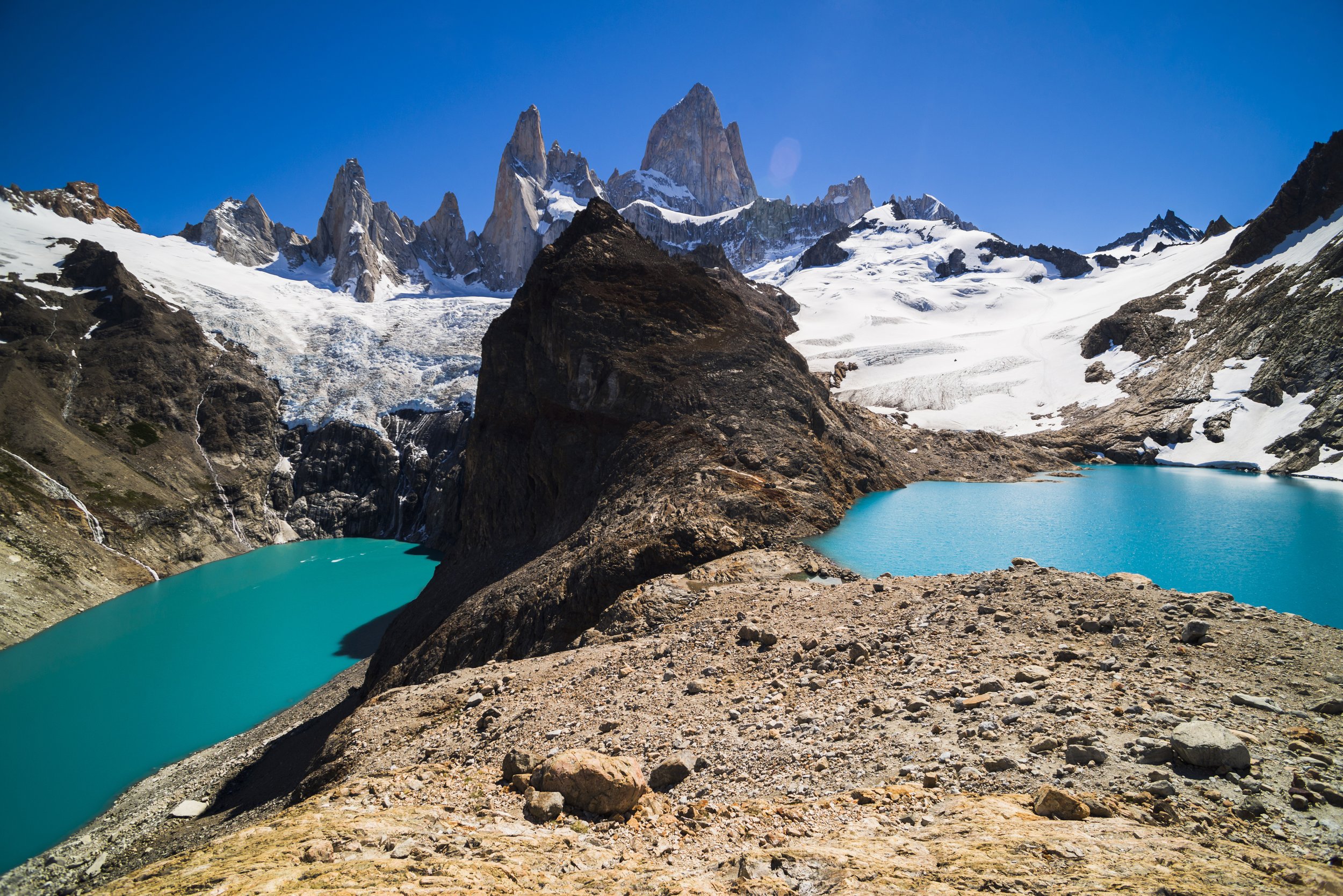 Vista panorámica del Cerro Fitz Roy con la Laguna Sucia y la Laguna de los Tres bajo cielo despejado.