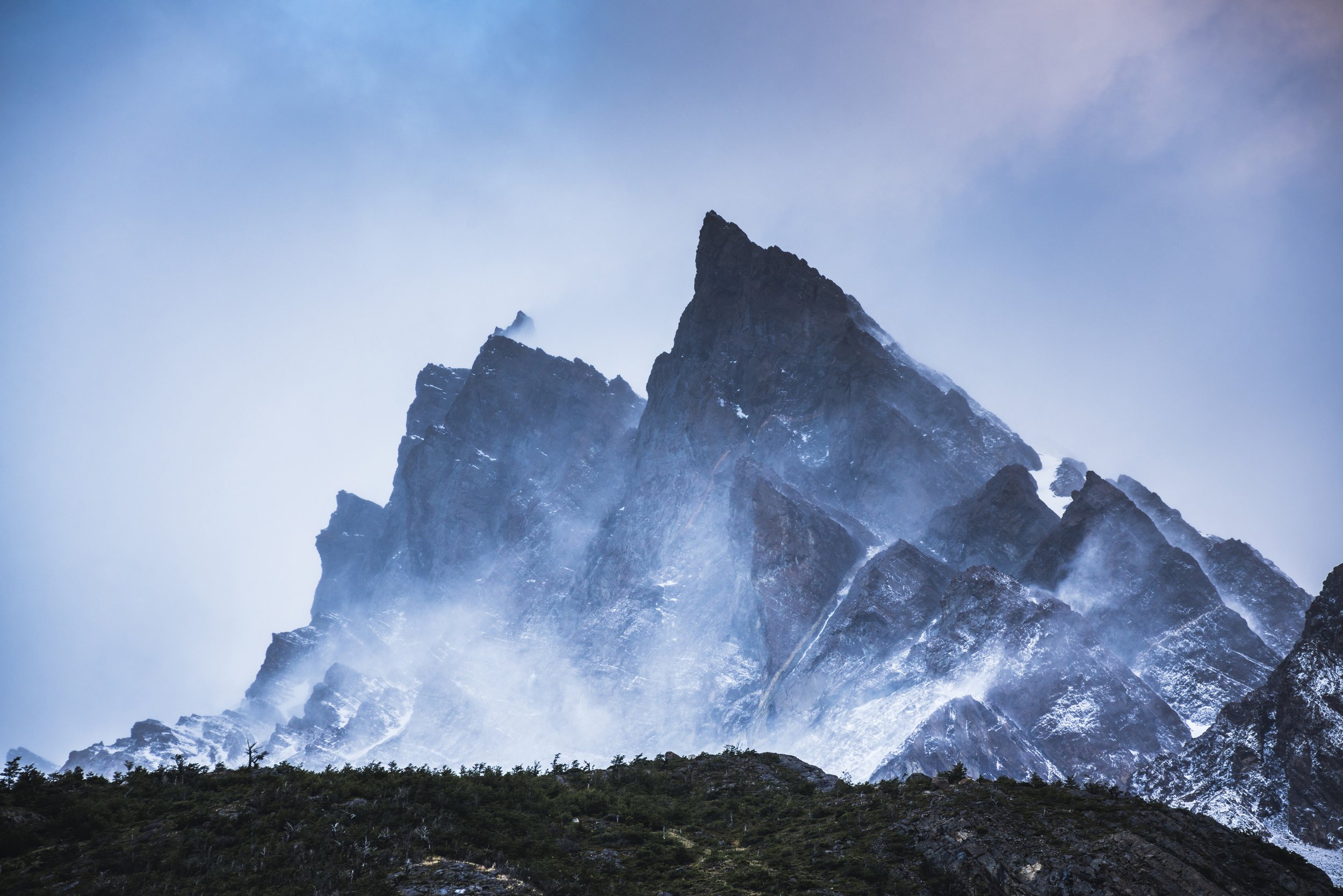 Picos rocosos y afilados parcialmente cubiertos por niebla y nieve en el Parque Nacional Torres del Paine.