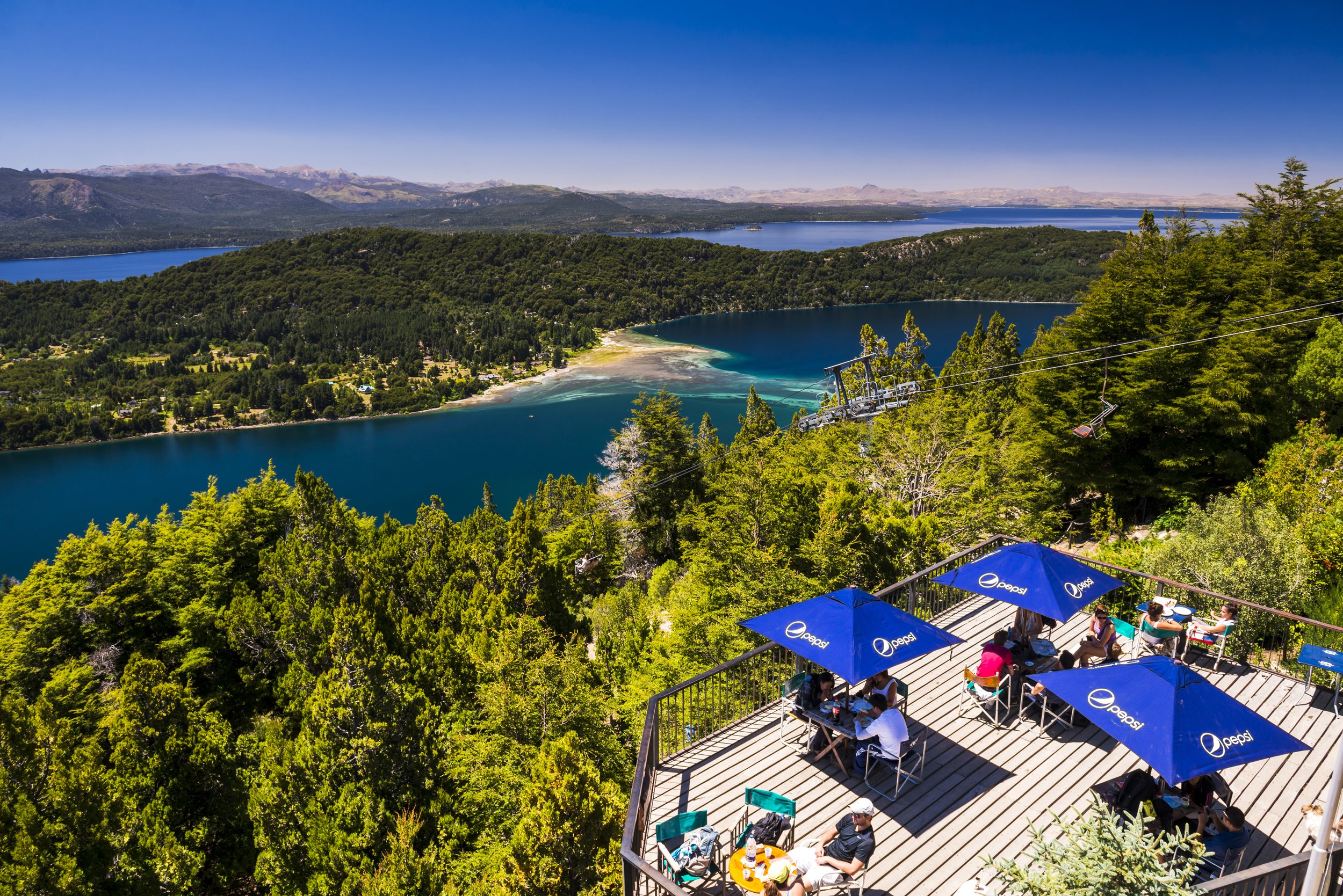 Vista panorámica de lagos y bosques desde la terraza del Cerro Campanario en Bariloche