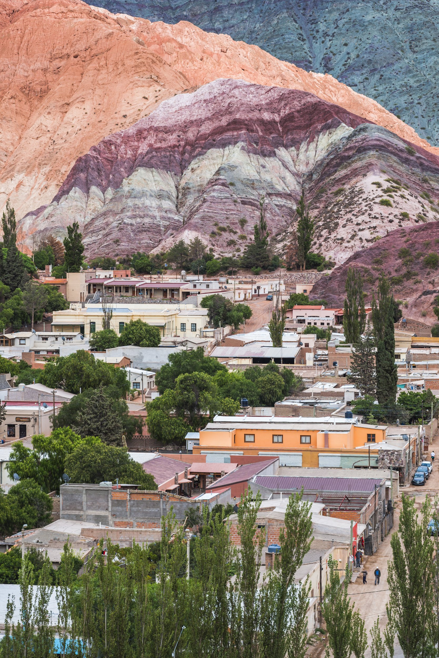 Vista aérea de las casas del pueblo de Purmamarca con el Cerro de los Siete Colores al fondo.
