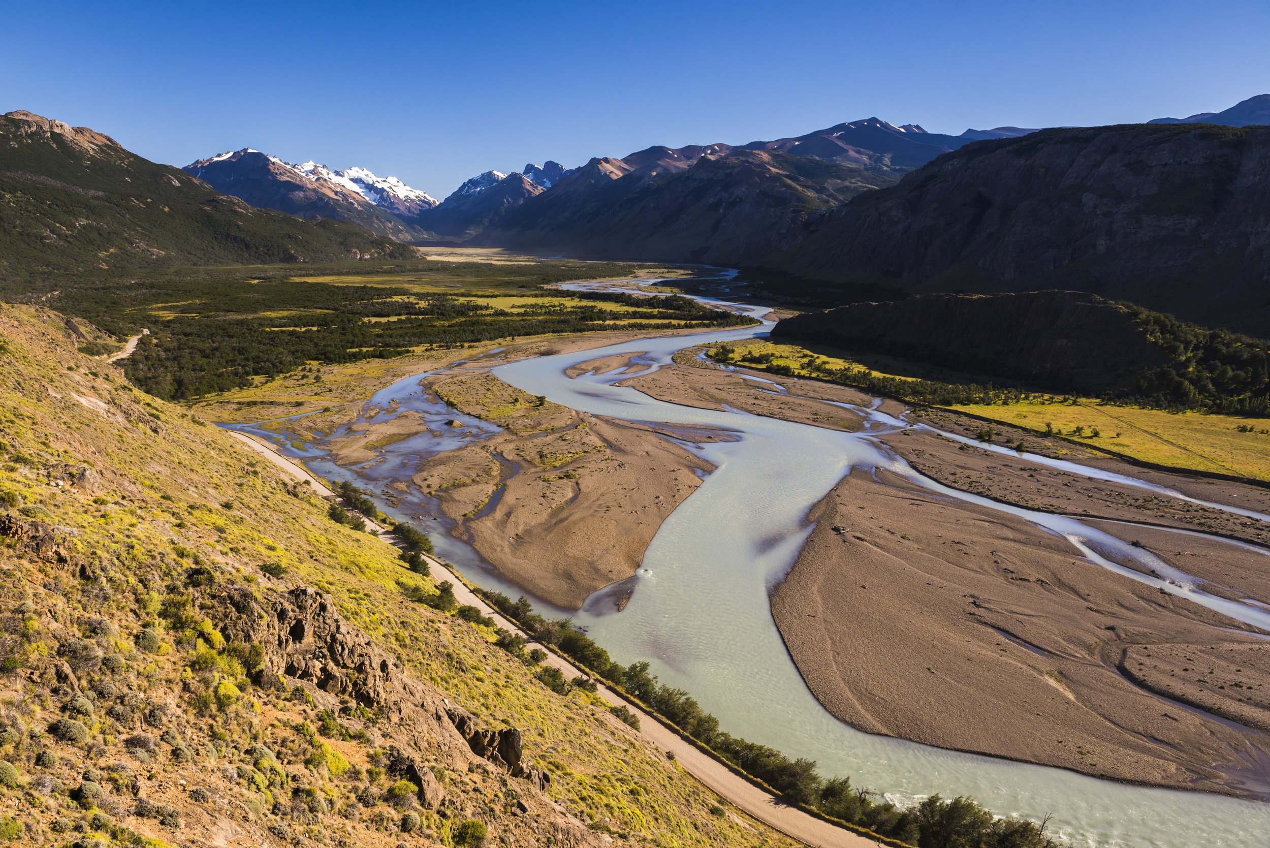 Vista panorámica del valle del Río de las Vueltas serpenteando entre montañas y laderas en El Chaltén.