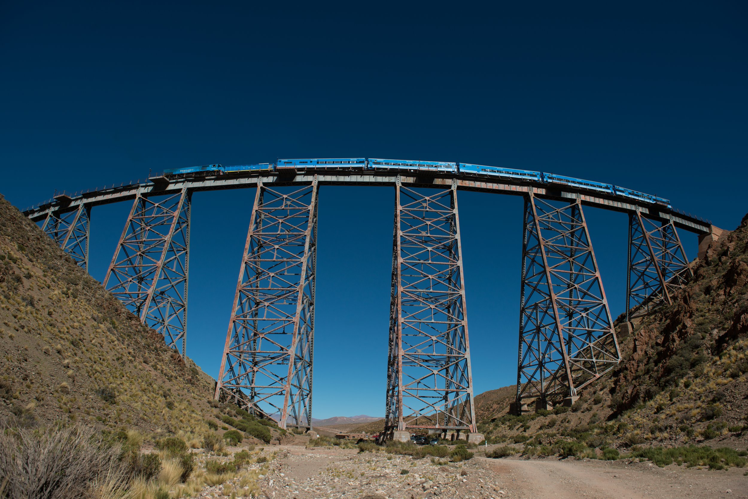 El Tren a las Nubes cruzando el viaducto La Polvorilla en el paisaje árido de Salta.