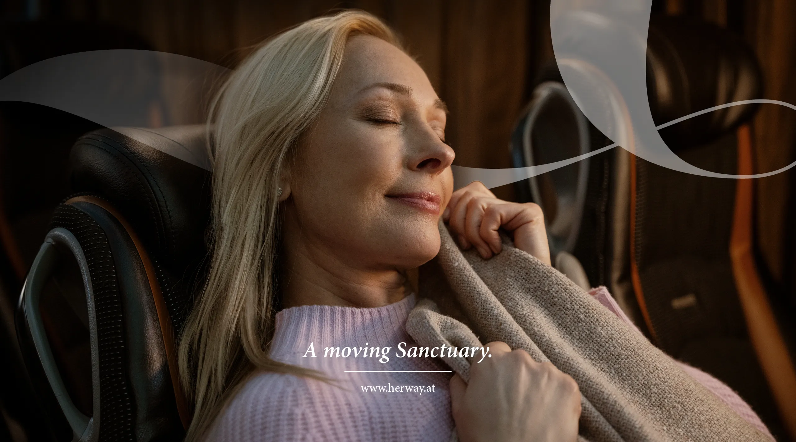 HerWay: Frau entspannt mit Decke im Reisesitz, Claim „A moving Sanctuary.“