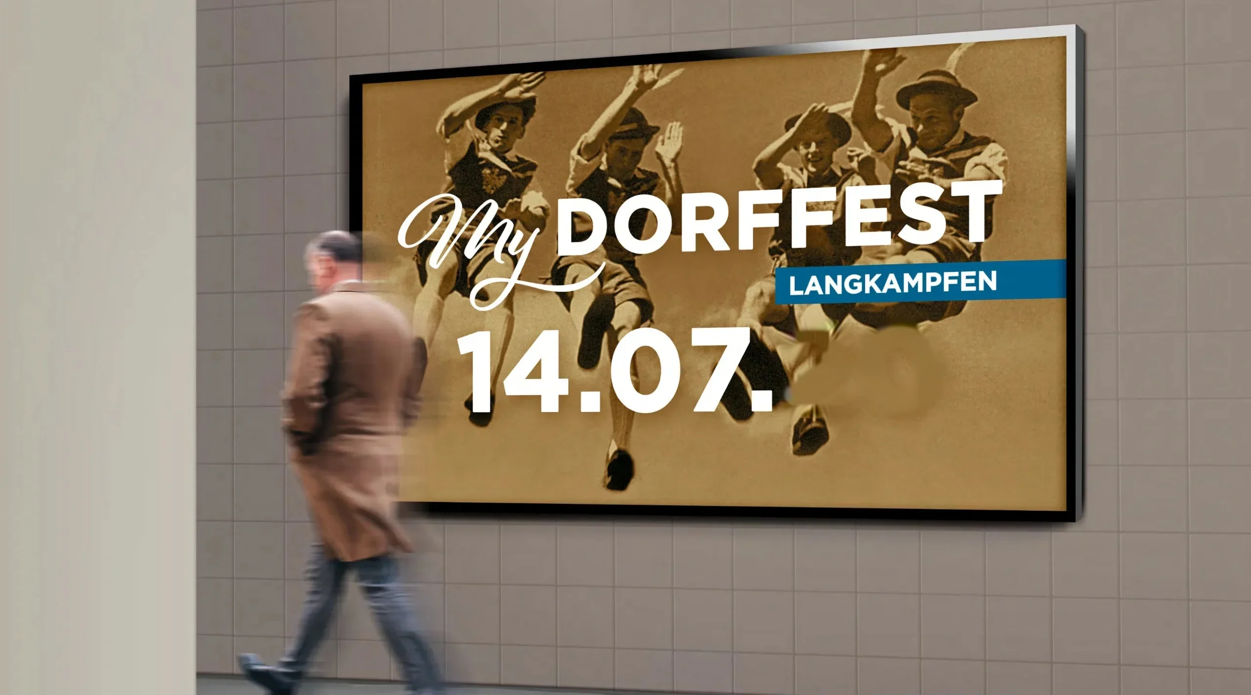 Plakat „My Dorffest“ der Gemeinde Langkampfen mit Passant