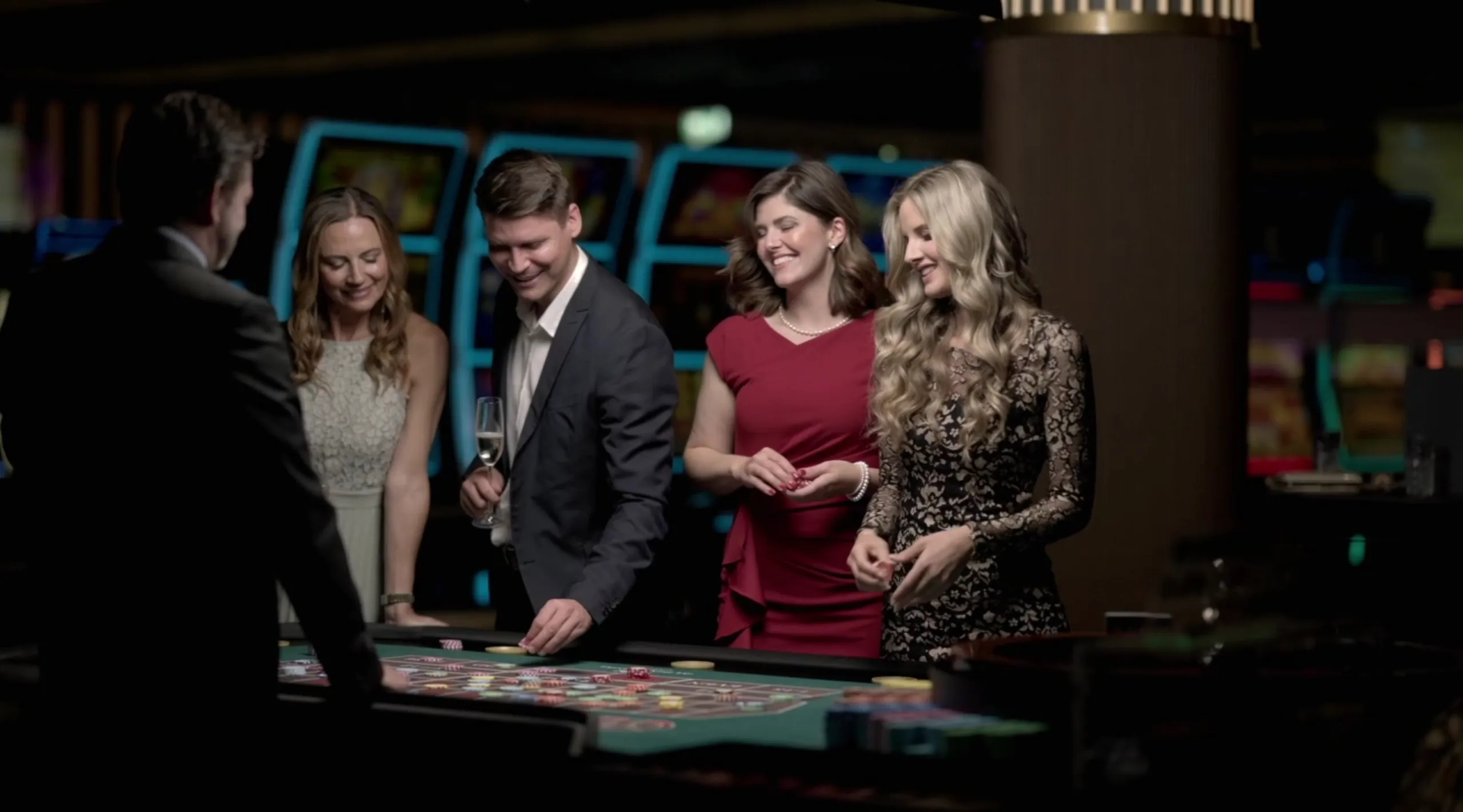 Casino Alpin Royal: Gäste am Roulette-Tisch