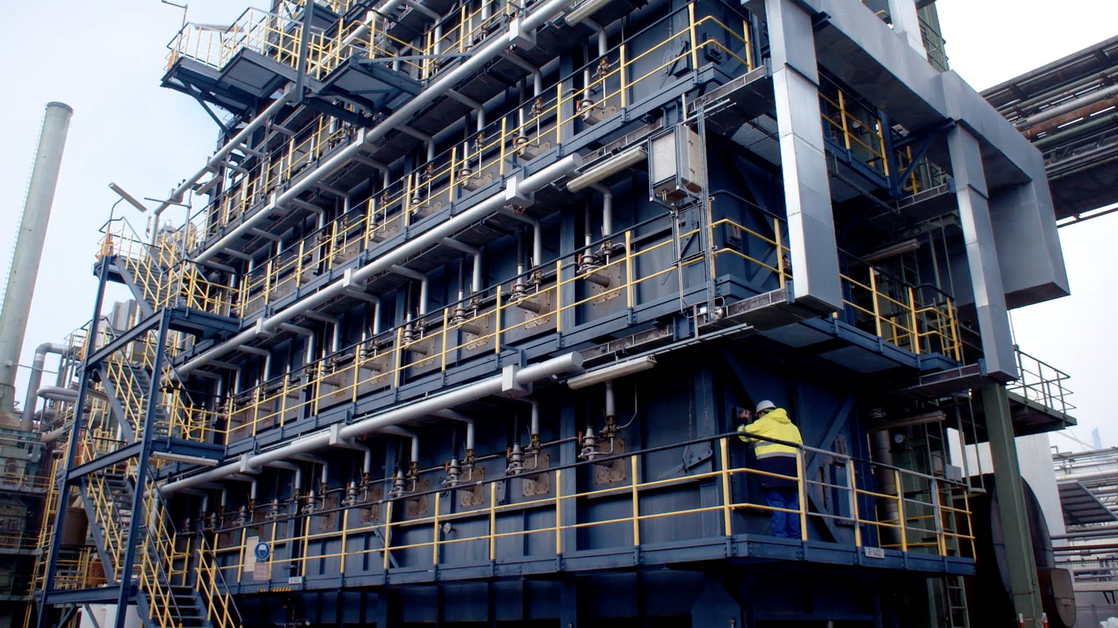 Arbeiter an einer Industrieanlage – Recruitingfilm für Westlake Vinnolit