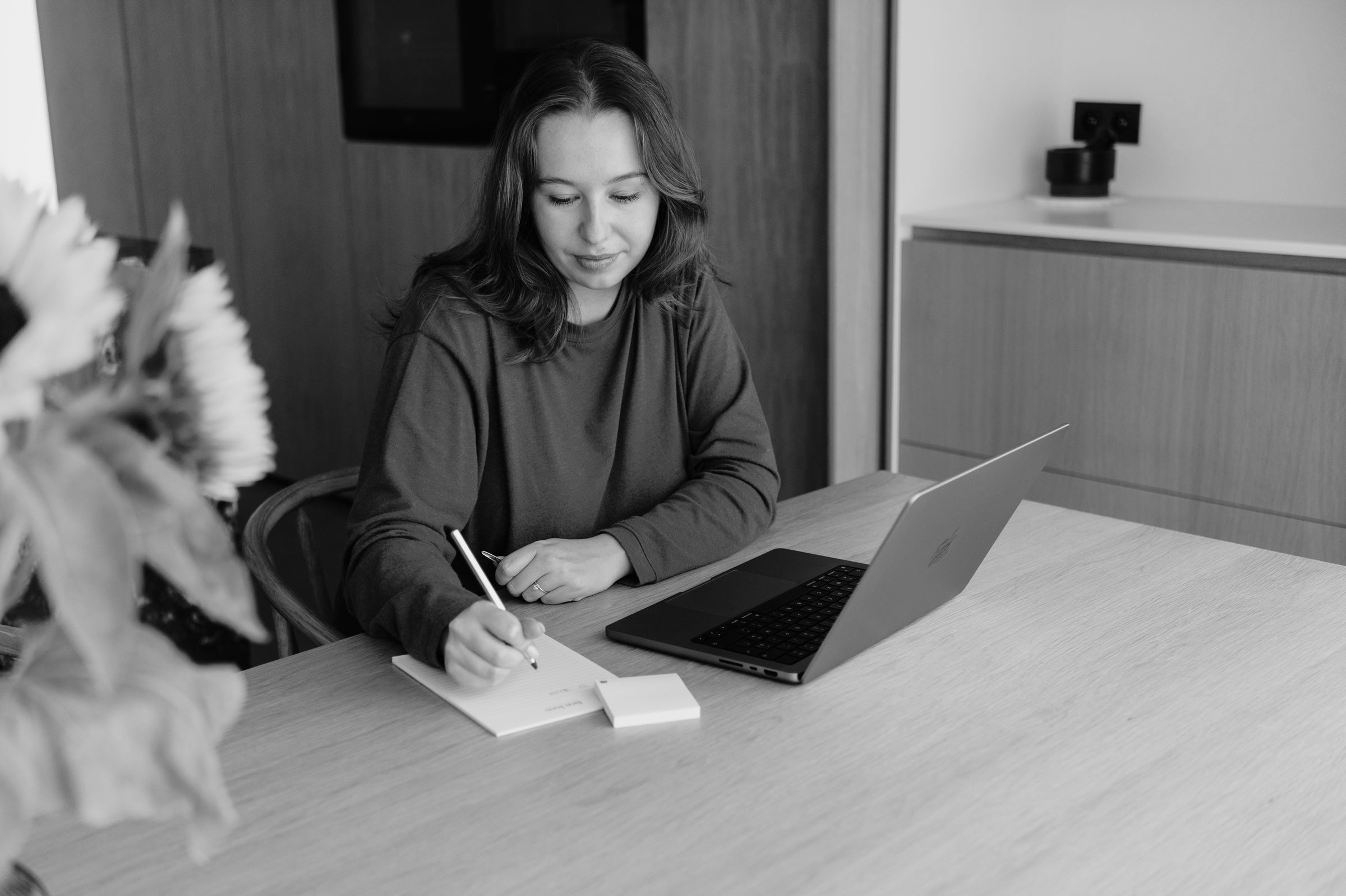 Anke bekijkt een webshop op haar laptop