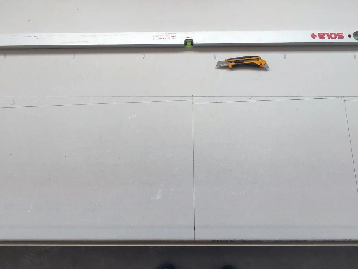 Zuschnitt von Gipskartonplatten für Arbeiten im Objekt