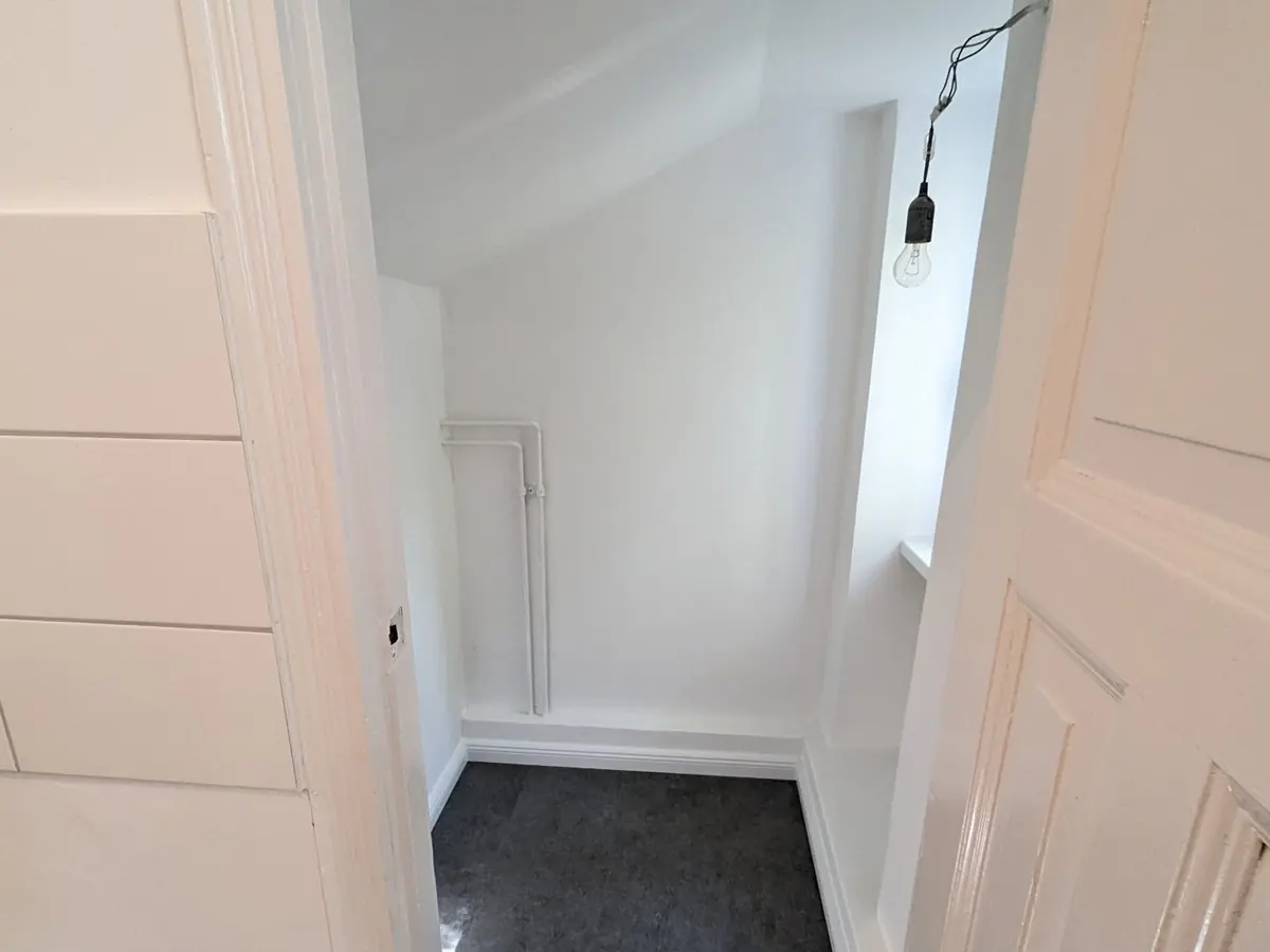 Fertig renovierter, heller Raum in einer Altbauwohnung