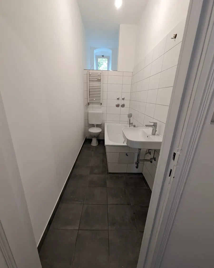Badezimmer einer Altbauwohnung nach der Sanierung