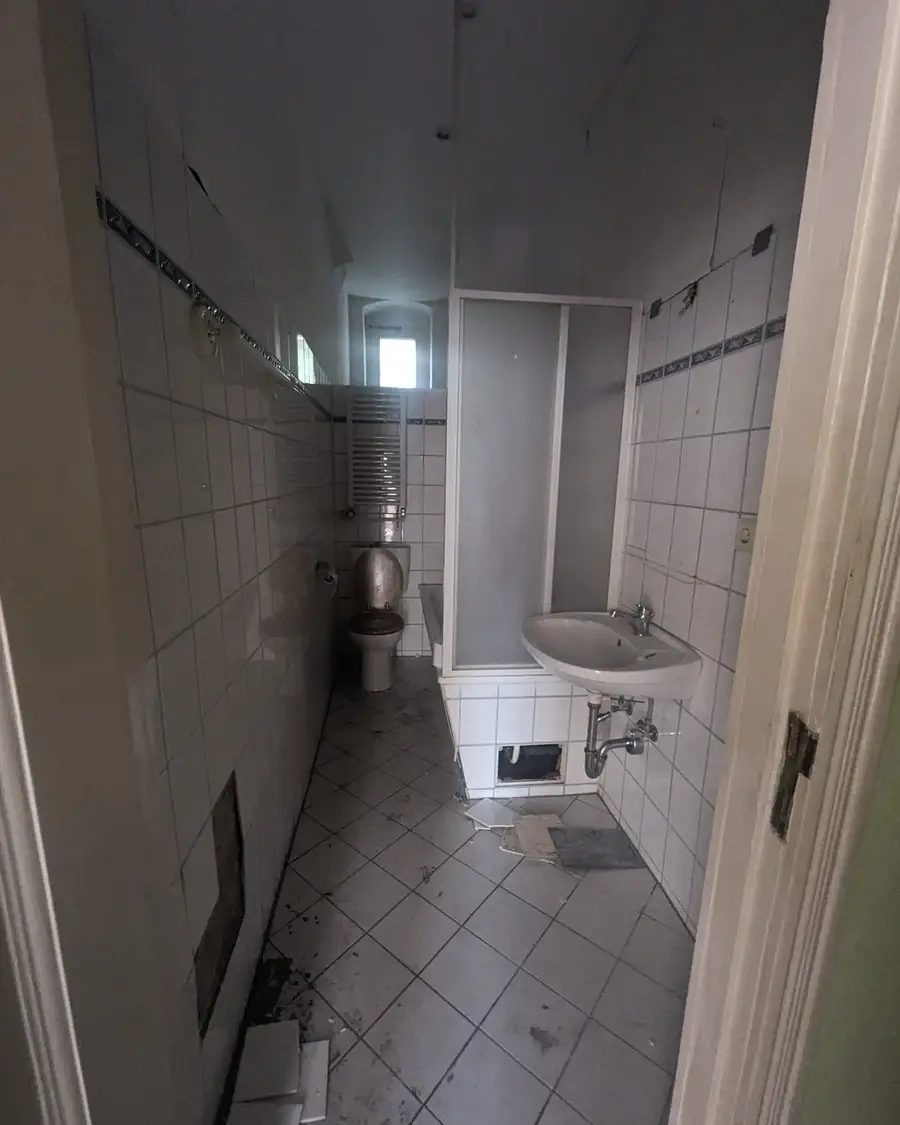 Badezimmer einer Altbauwohnung vor der Sanierung