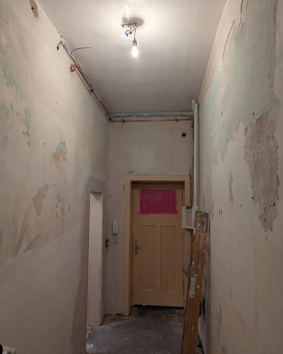 Hausflur einer Altbauwohnung vor der Instandsetzung