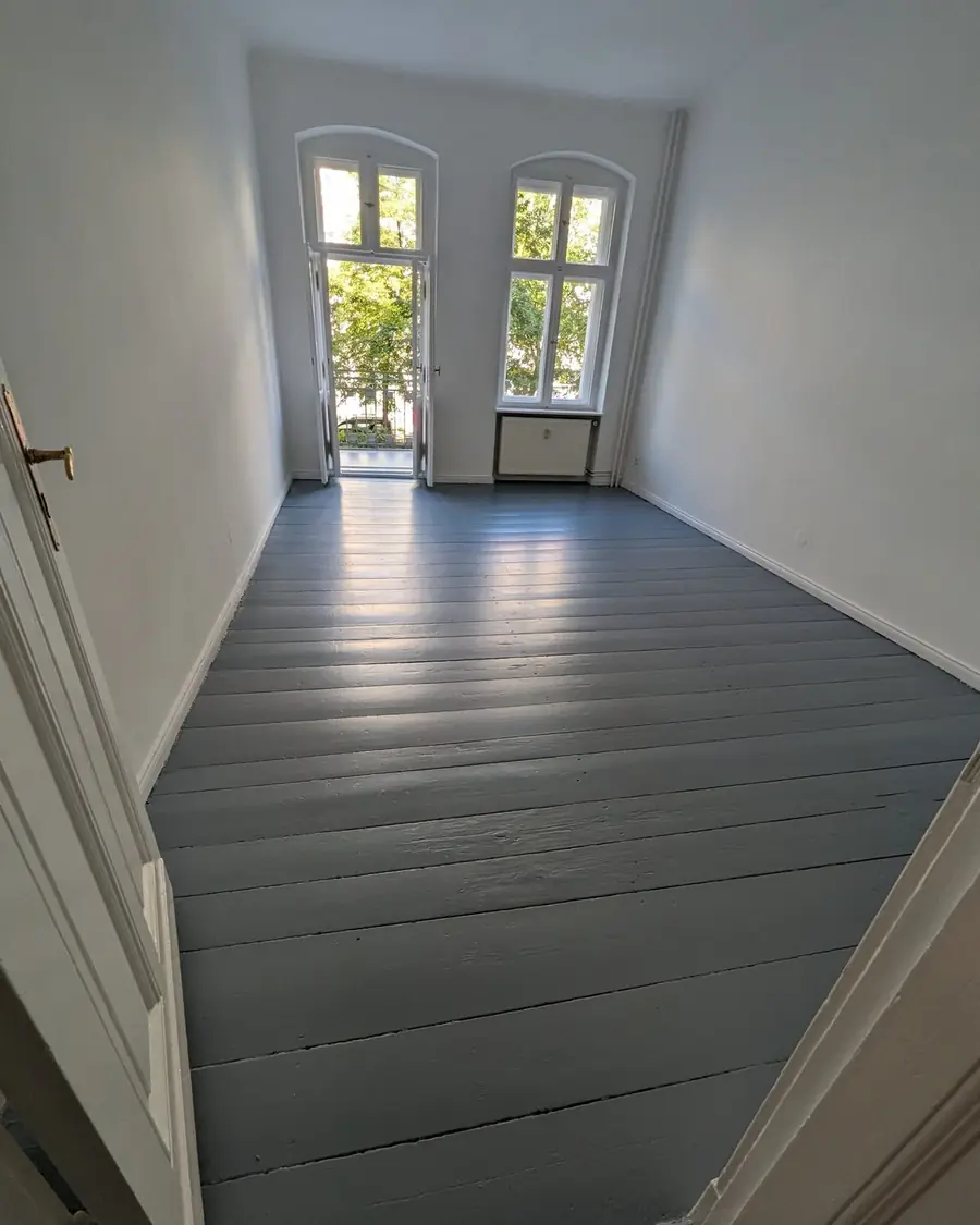 Wohnzimmer einer Berliner Altbauwohnung nach der Sanierung zum Mieterwechsel