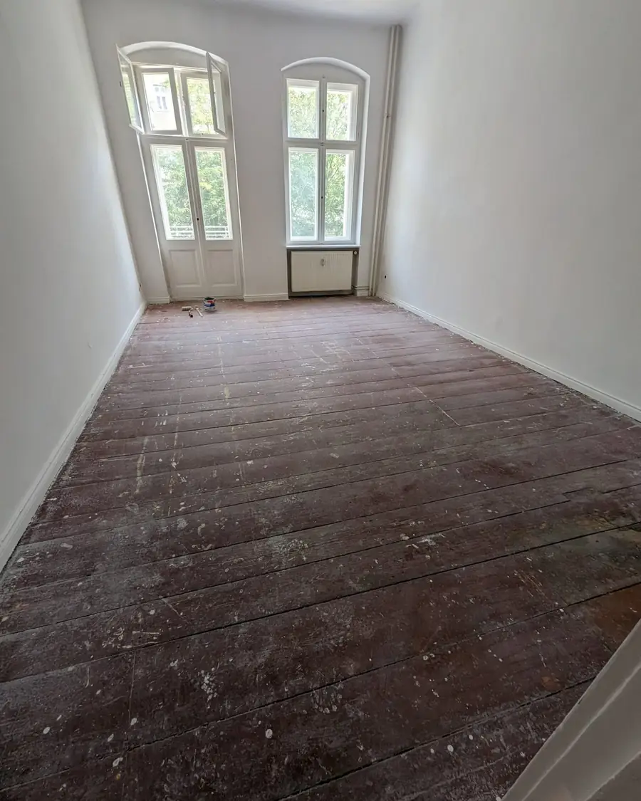 Wohnzimmer einer Berliner Altbauwohnung vor der Sanierung