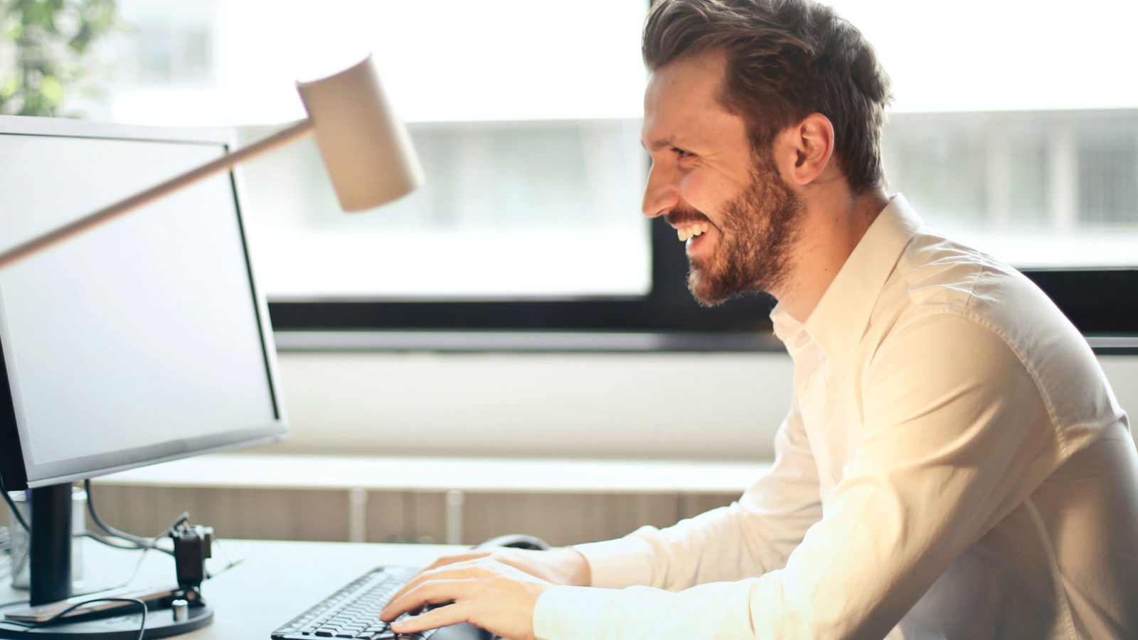 The Benefits of Using a Top-Tier Personal Branding Expert Compared To a Cheap CV Writing Service