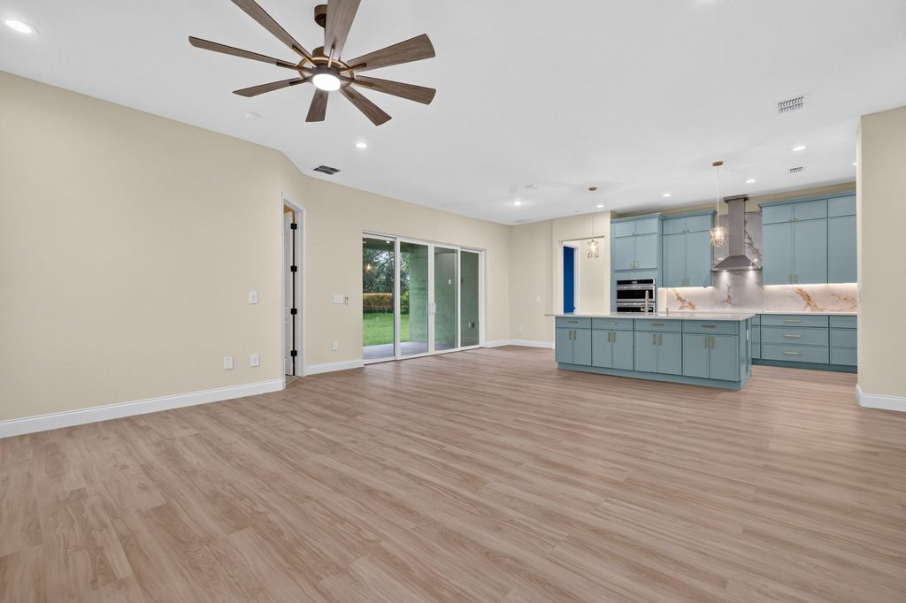 Sala y cocina de distribución abierta en una casa personalizada terminada en Apopka, Florida