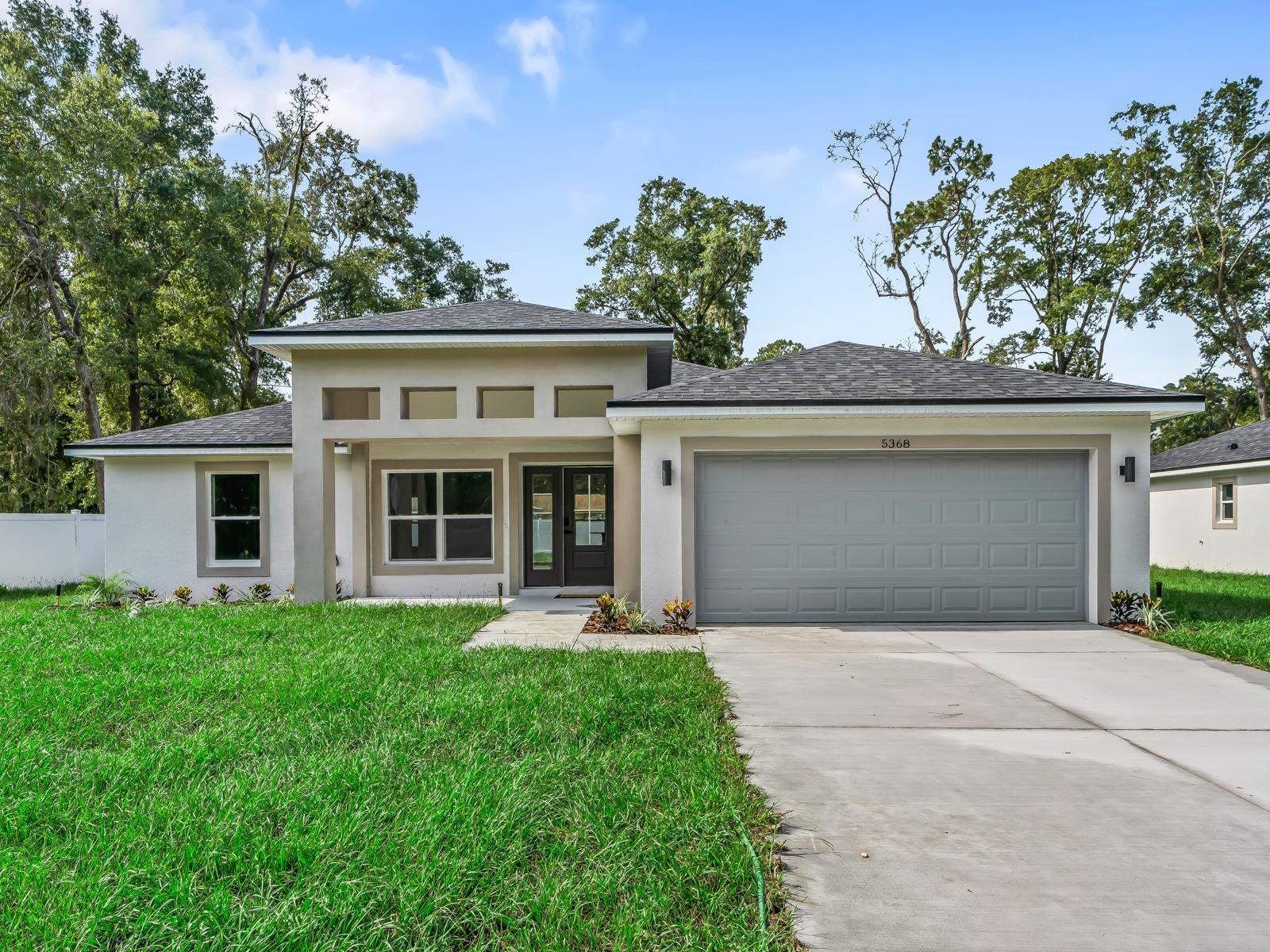 Fachada y garaje de una vivienda independiente terminada en Ocala, Florida