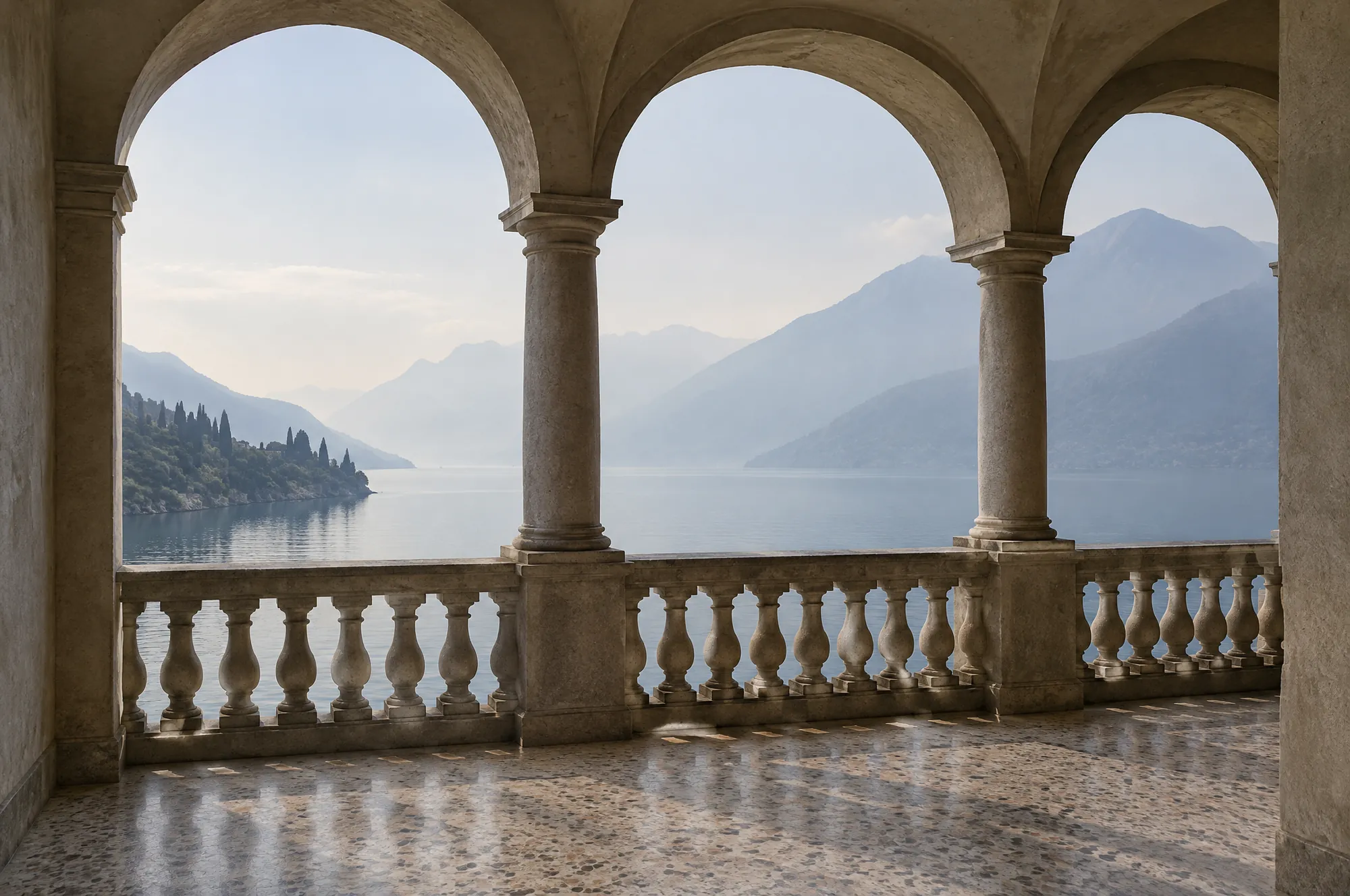Loggia über einem See im Morgendunst