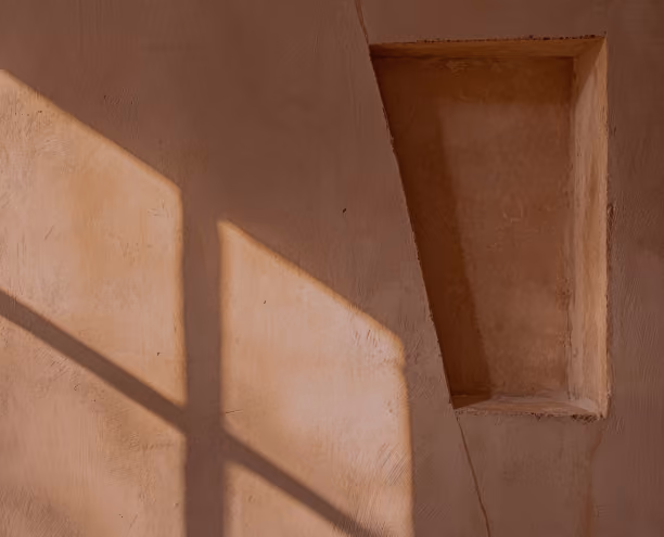 Jeux de lumière et d’ombres sur un mur architectural