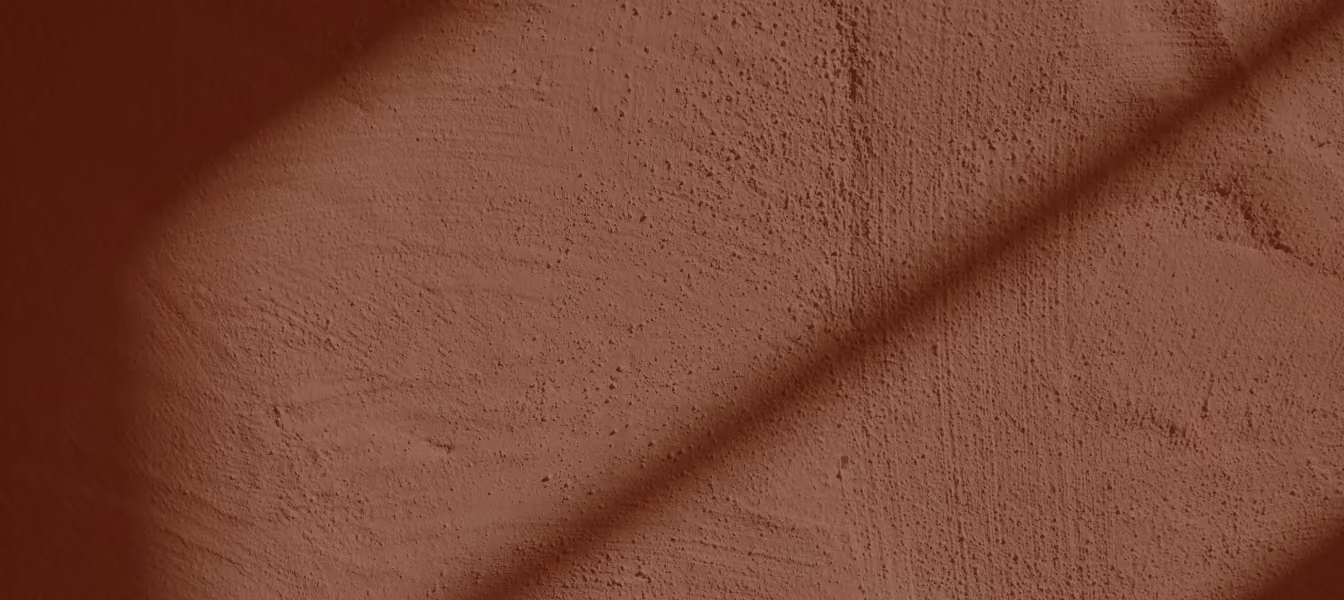 Ombres géométriques sur un mur texturé