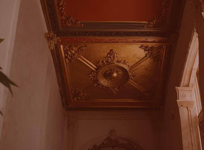 Plafond ornementé et dorures d’un édifice historique