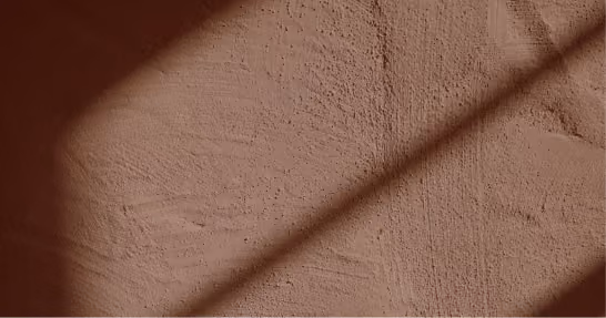 Ombres du soleil projetées sur une façade texturée