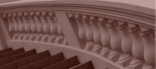 Escalier de pierre et balustrade sculptée