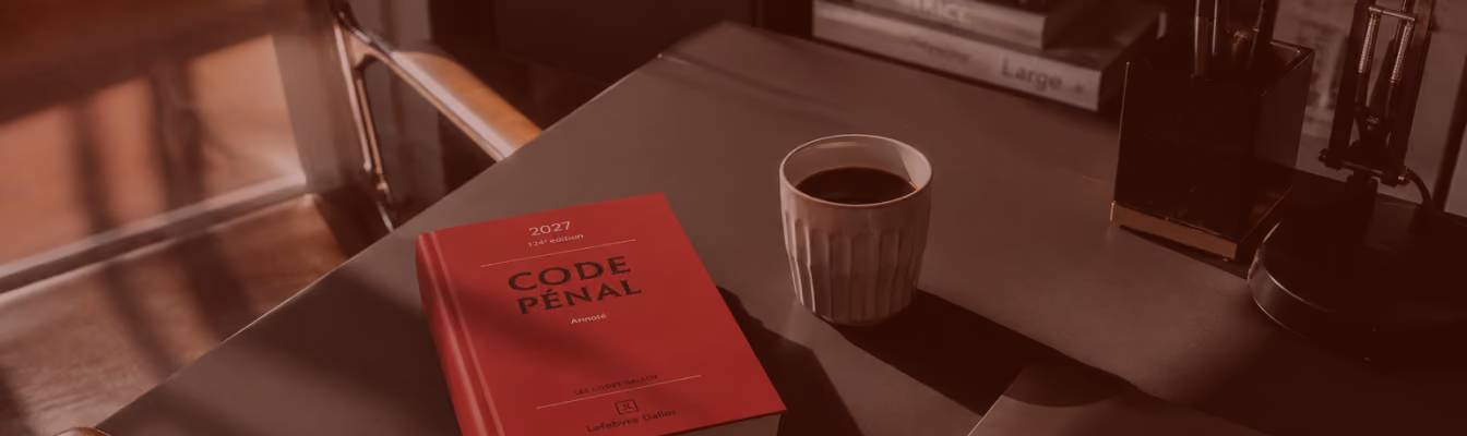Code pénal rouge sur un bureau avec une tasse de café