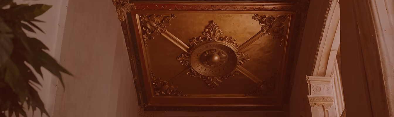 Plafond historique orné de moulures et de dorures