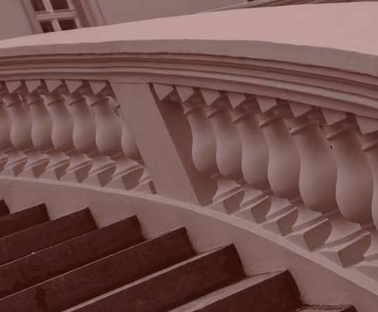 Escalier ancien en pierre et balustrade sculptée