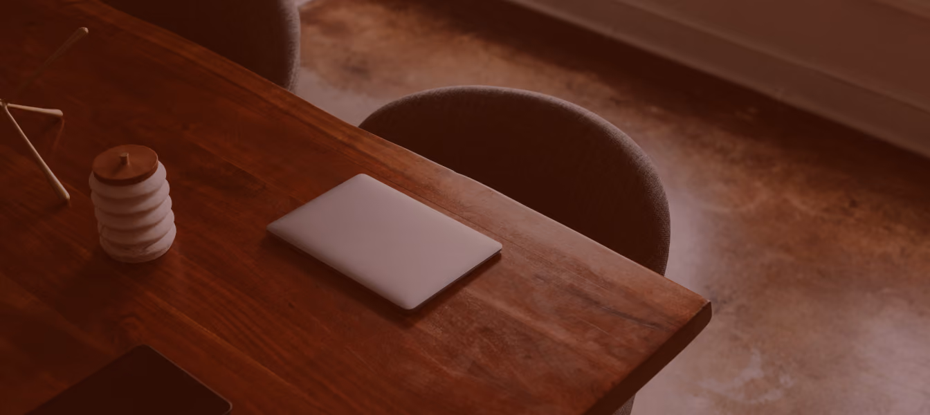 Table en bois avec carnet et objet décoratif