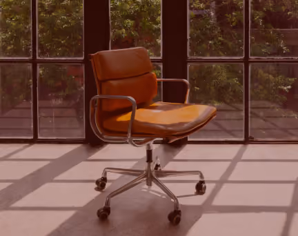 Fauteuil de bureau dans un intérieur lumineux