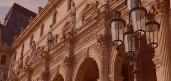 Détails sculptés d’une façade ancienne