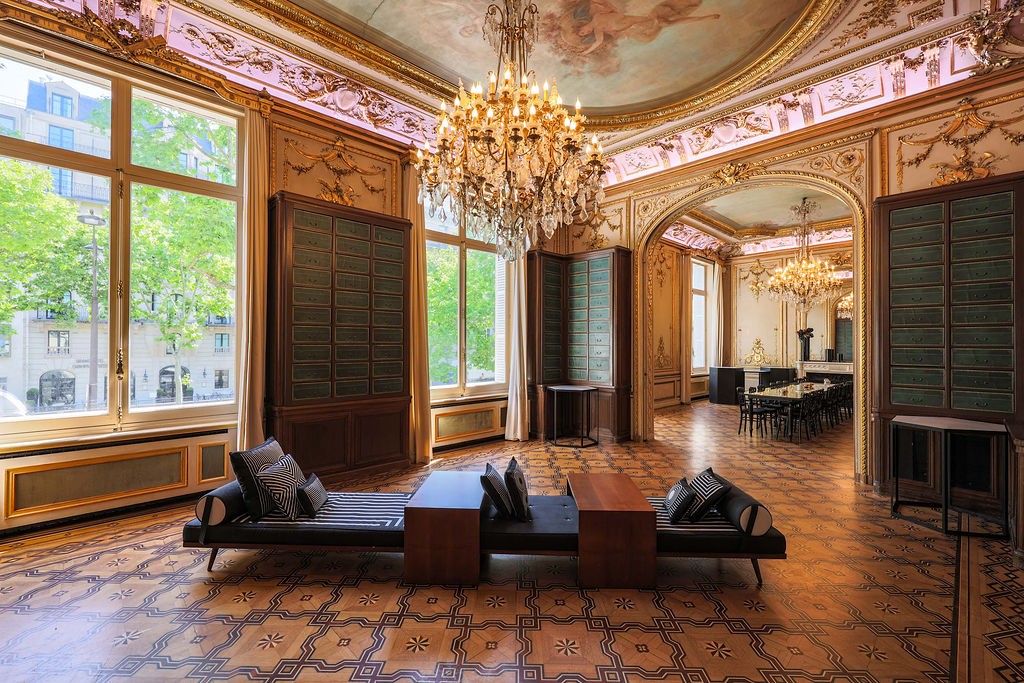 Le Salon d'Honneur, parquet marqueté, fresque au plafond et lustres en cristal, ouvert sur la Bibliothèque