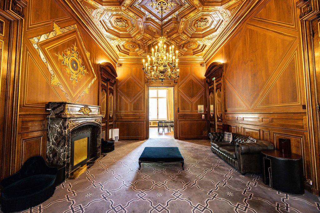 Le Boudoir, plafond à caissons dorés, boiseries et cheminée en marbre sculpté
