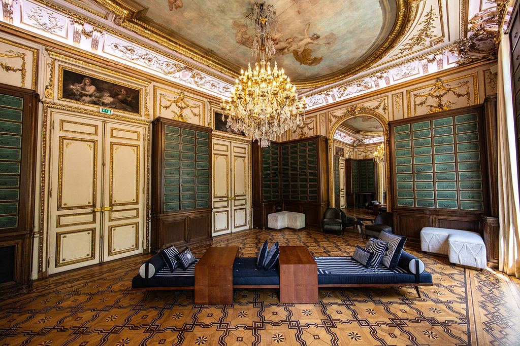 Salon d'époque de la Galerie Bourbon, plafond peint, lustre en cristal et boiseries vertes