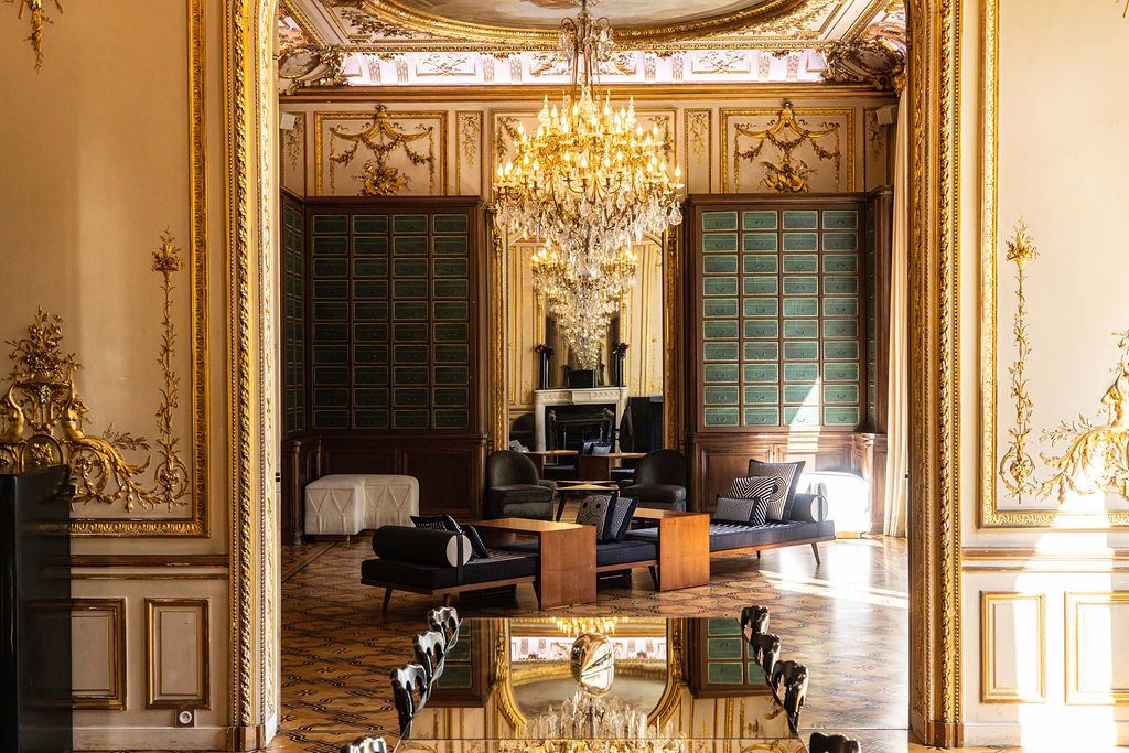 Le Salon d'Honneur, moulures dorées, lustres en cristal et parquet ancien