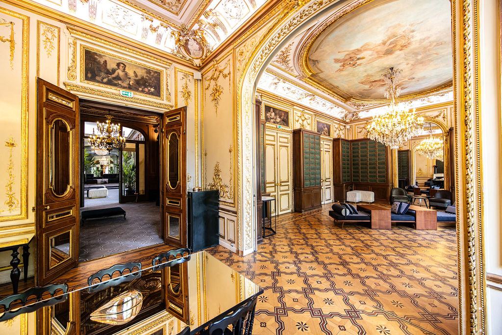 Enfilade de salons dorés au parquet ancien