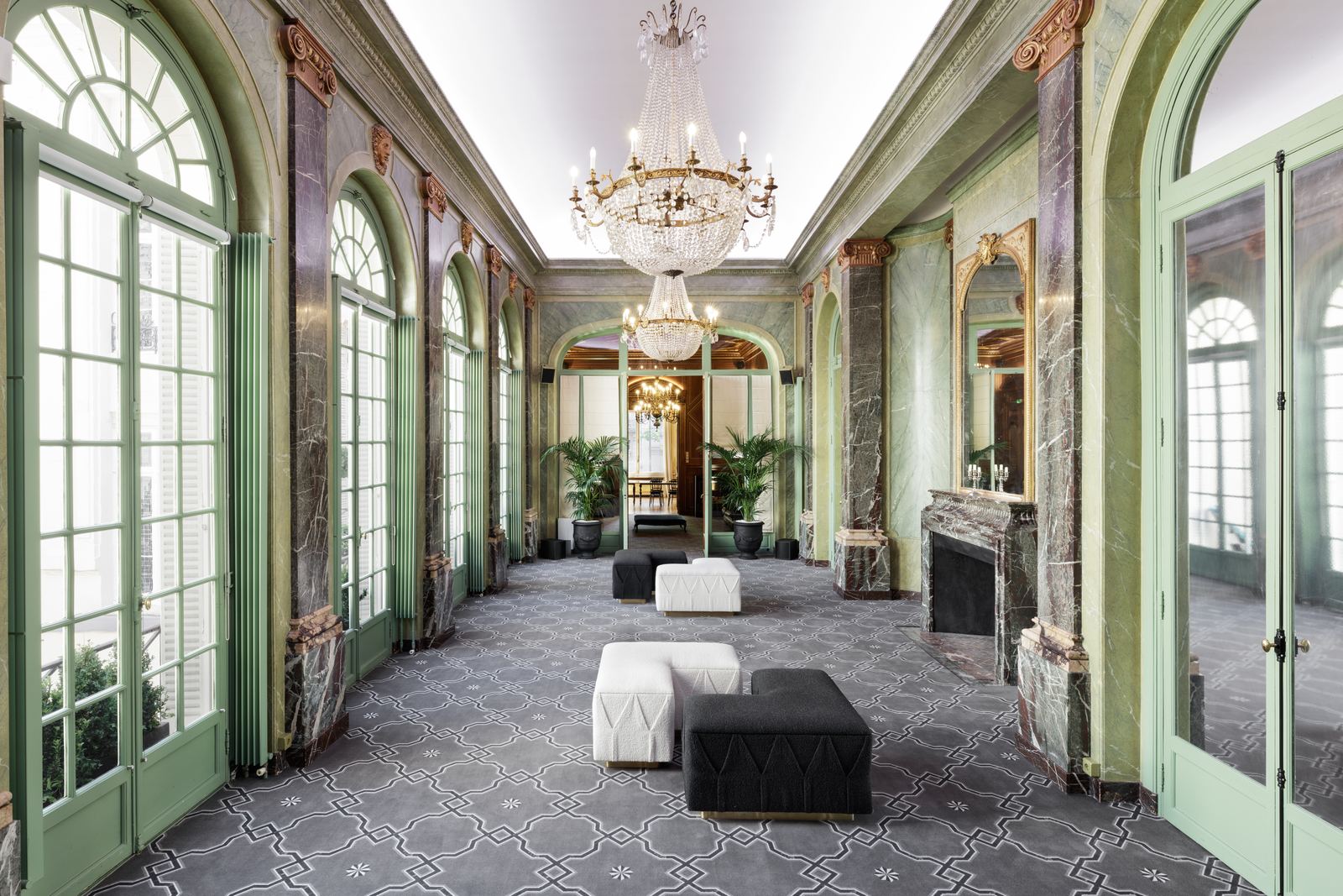 La Galerie Principale, baies vitrées et lustres en cristal