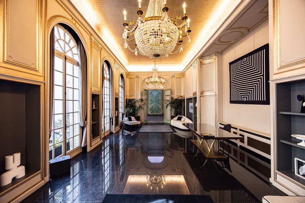 Galerie Art déco au sol en marbre noir et lustres en cristal
