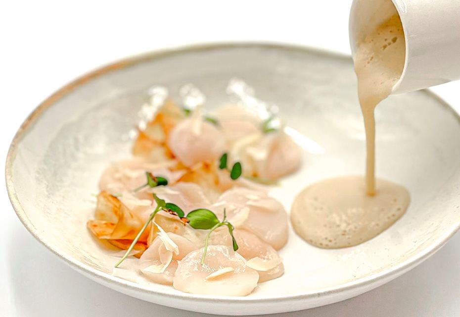 Assiette Kaspia Réceptions, carpaccio et sauce versée