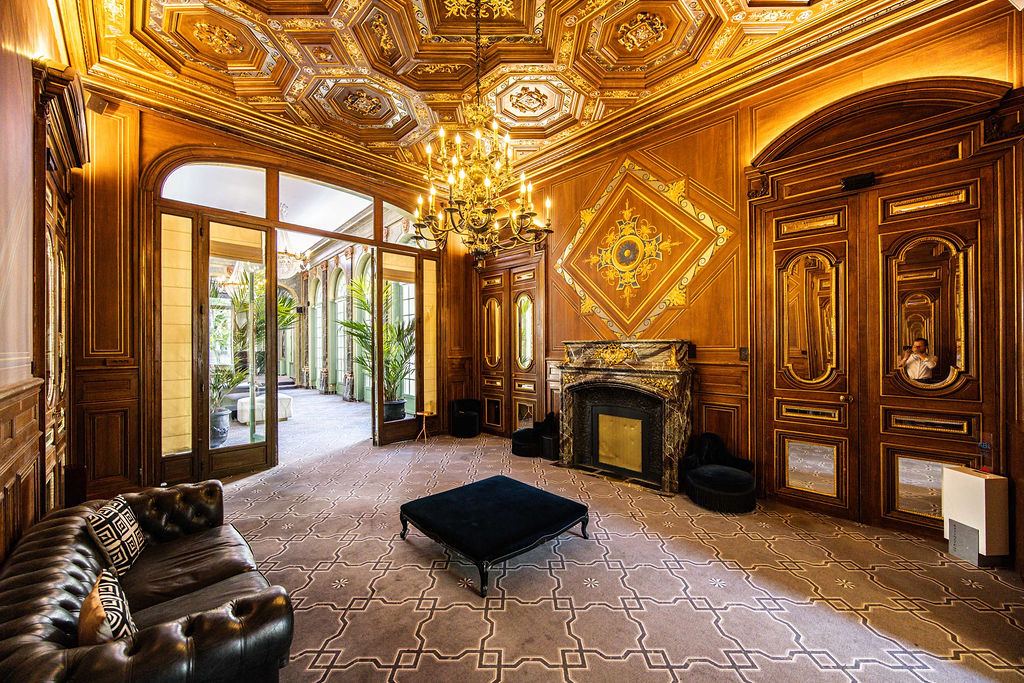 Le Boudoir, plafond à caissons dorés et cheminée en marbre