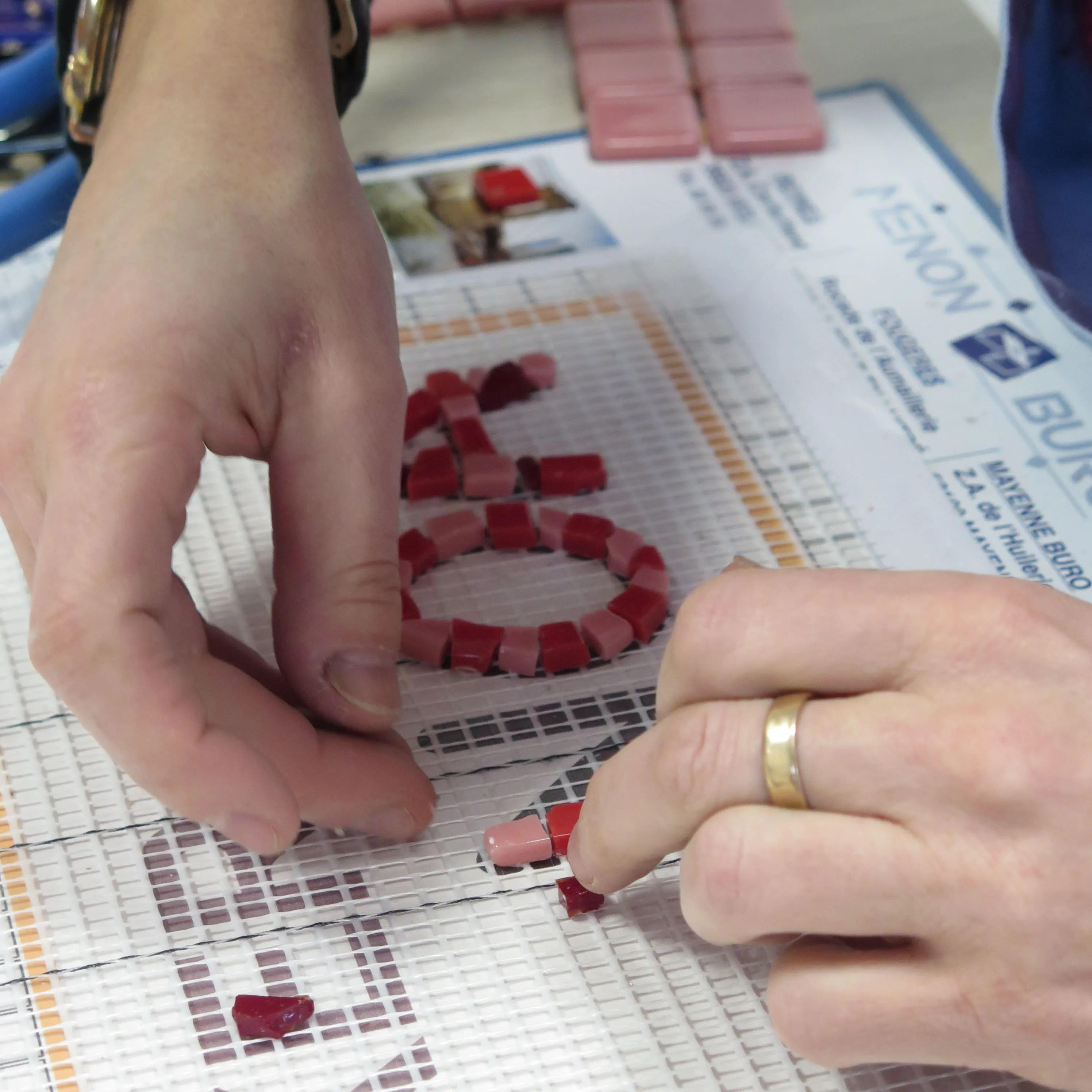 Réalisation d'une mosaique rouge et rose