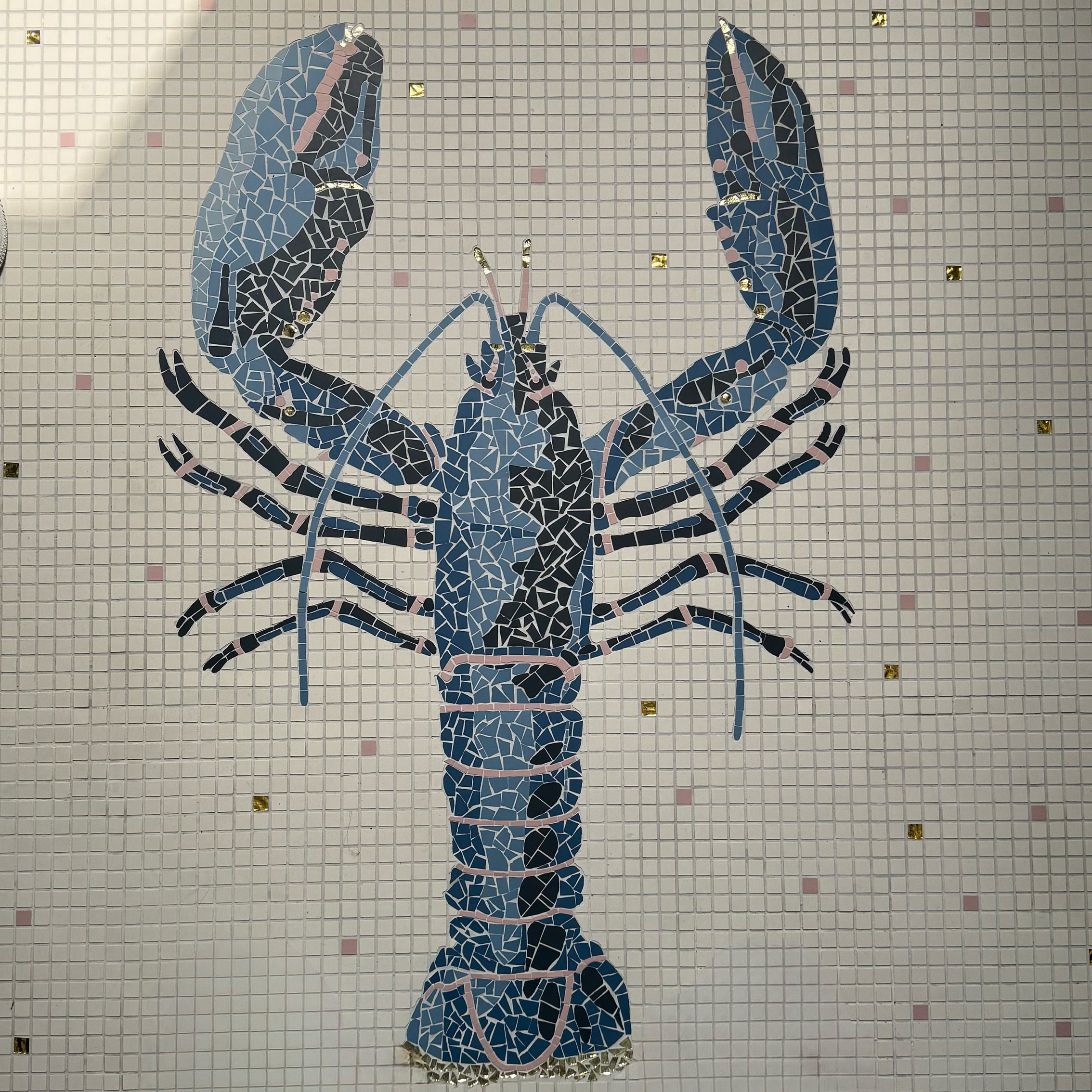 Homard bleu en mosaïque réalisé à l'atelier