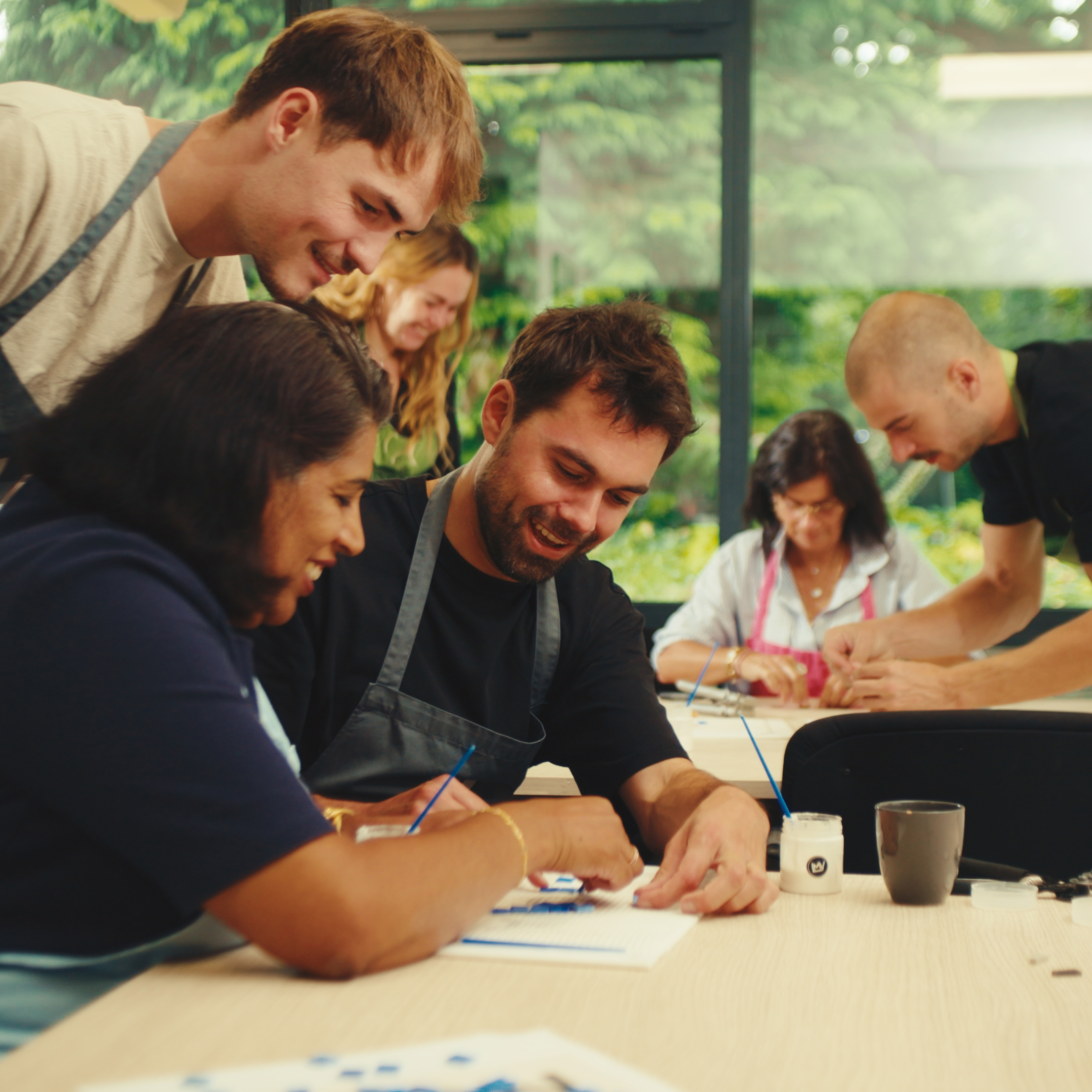 Atelier de mosaïque en cours, tesselles et outils sur la table