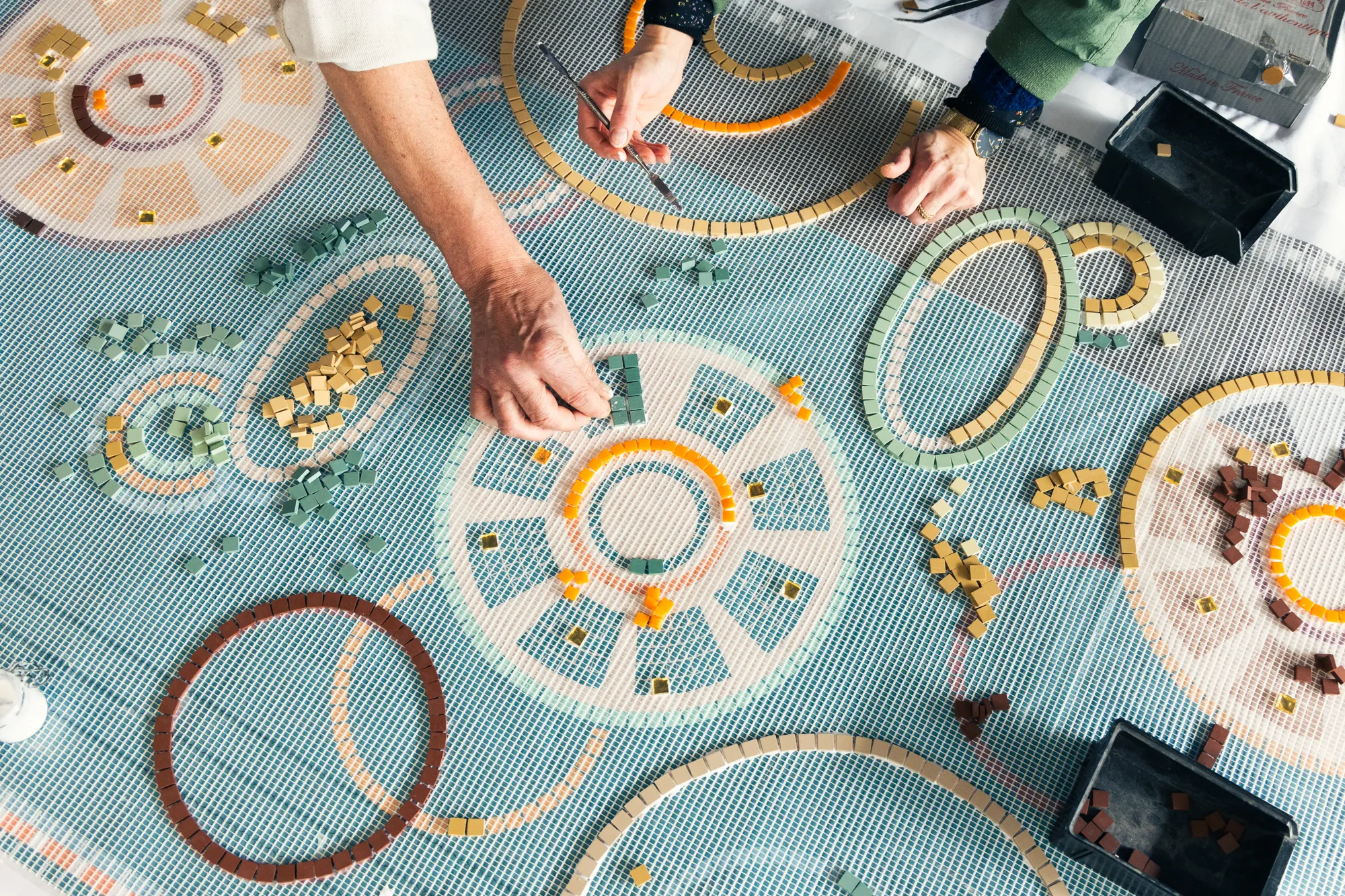 Groupe réalisant une mosaïque en team building