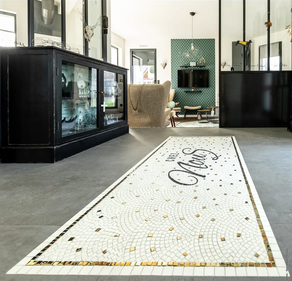 Tapis d’entrée en mosaïque Chez Nous avec éclats dorés