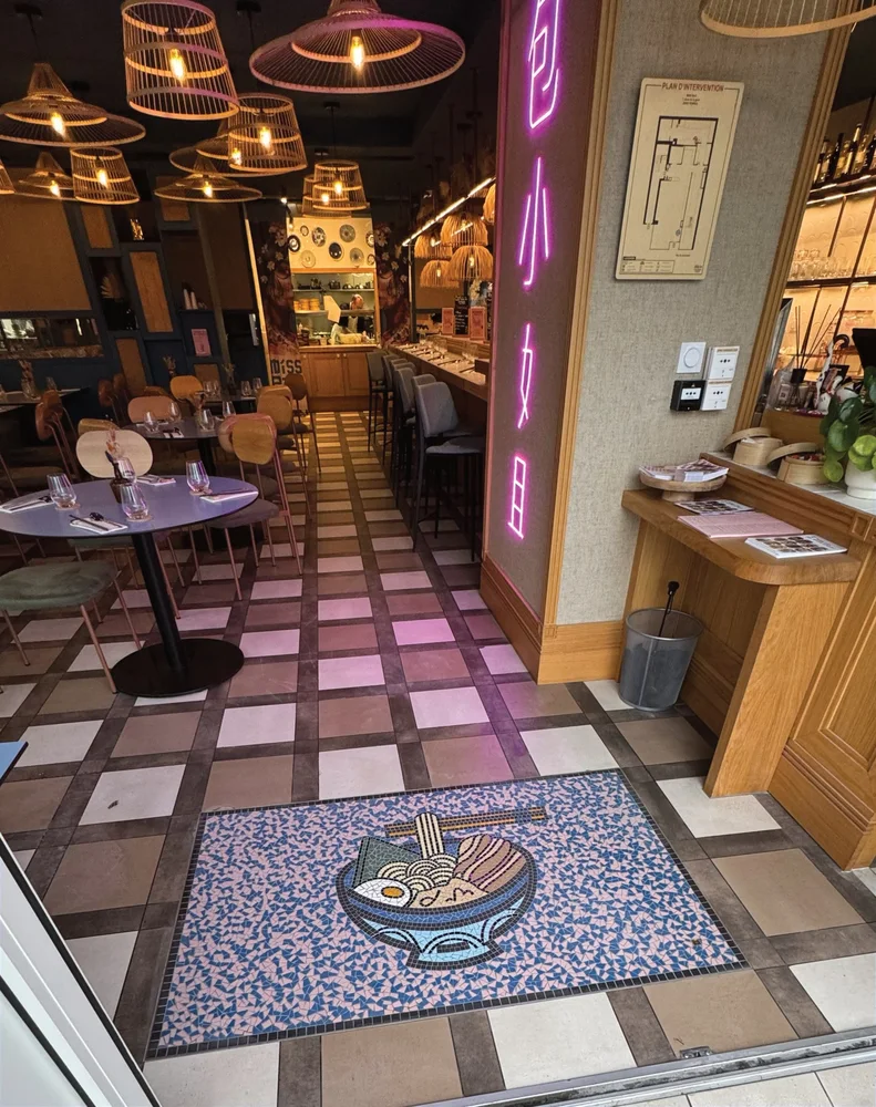 Tapis d’entrée en mosaïque bol de ramen, restaurant Miss Bao