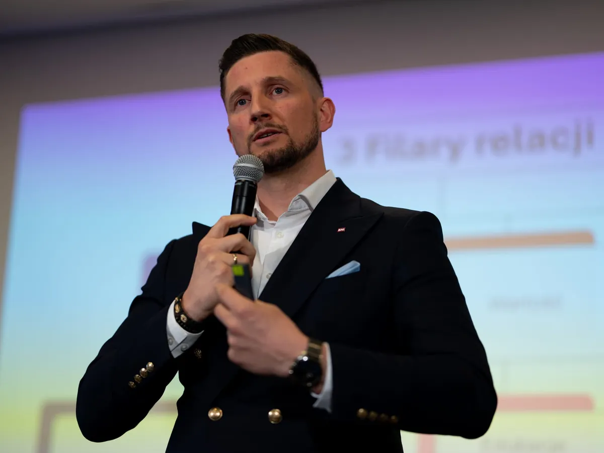 Szymon Wiktorowicz podczas wystąpienia o filarach relacji z pacjentem